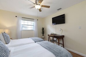 4 habitaciones, escritorio, tabla de planchar con plancha y wifi