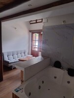 Ropa de cama de alta calidad, cubrecamas y escritorio