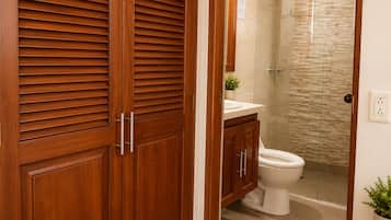 Deluxe Suite, Balcony, Mountain View | Bathroom