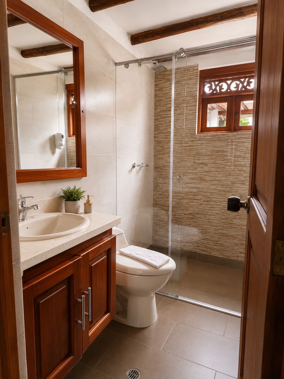 Un baño con ducha, lavamanos, inodoro y espejo.