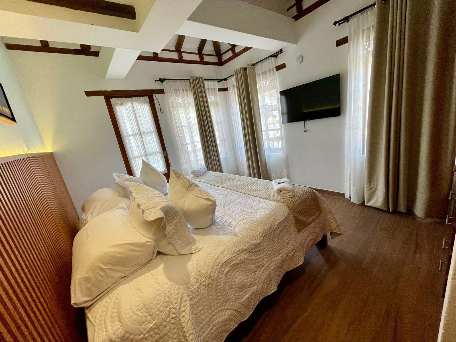 Premium bedding, down duvets, desk, blackout curtains