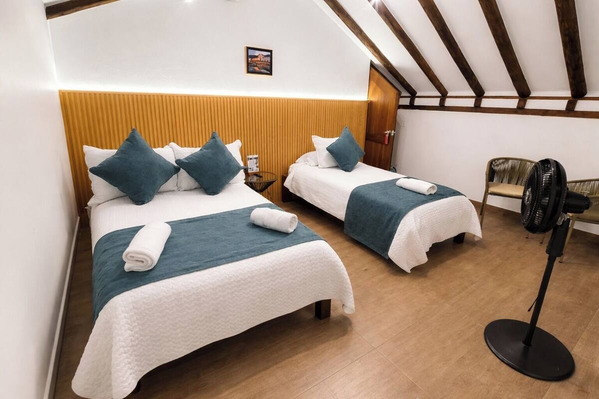 ห้องสแตนดาร์ดทริปเปิล | เครื่องนอนระดับพรีเมียม, ผ้านวมขนเป็ด, โต๊ะทำงาน