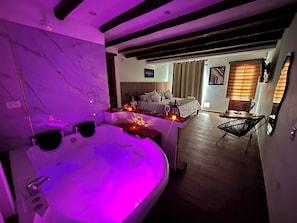Deluxe-Suite, Balkon, Bergblick | Hochwertige Bettwaren, Daunenbettdecken, Schreibtisch