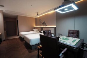 A hotel room with two beds, a desk with a chair, and a table with a placemat. - Zhuzhou City Place. Yue Hotel (Zhuzhou)