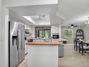 Fridge, microwave, oven, stovetop - Pool, Hot Tub, Fire Pit & Beach Gear! (Bonita Springs)