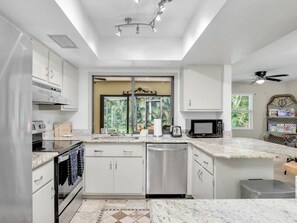 Fridge, microwave, oven, stovetop - Pool, Hot Tub, Fire Pit & Beach Gear! (Bonita Springs)