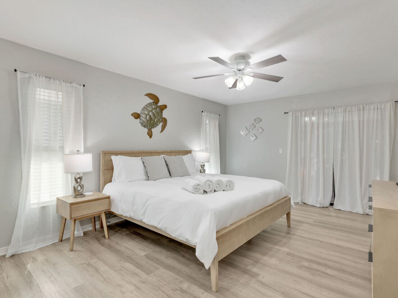 3 bedrooms, desk, iron/ironing board, travel cot