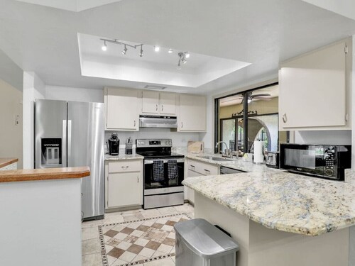 Pool, Hot Tub, Fire Pit & Beach Gear!