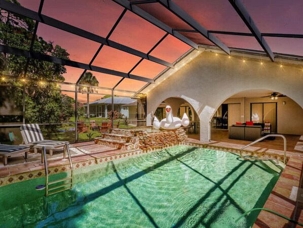 A heated pool - Pool, Hot Tub, Fire Pit & Beach Gear! (Bonita Springs)