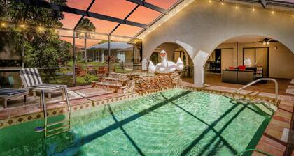 Pool, Hot Tub, Fire Pit & Beach Gear!