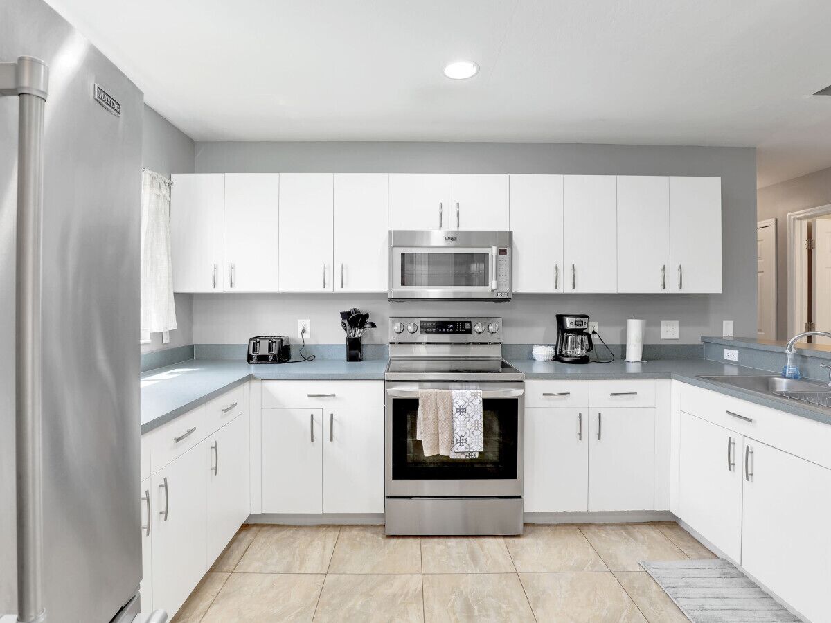 Køleskab, mikrobølgeovn, ovn, kogeplade