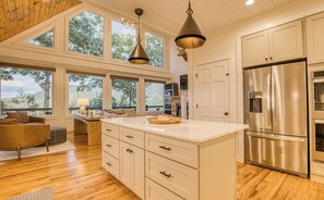 Interior - Breathtaking Views-Ping Pong-Video Games- Hot Tub (Blue Ridge)