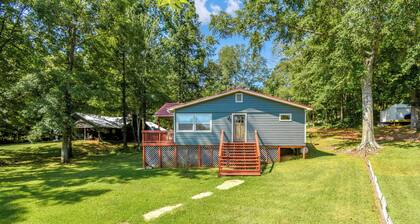 Firelight Cabin Retreat, Firelight Cabin- Cozy 3br Lakefront Cabin Retreat