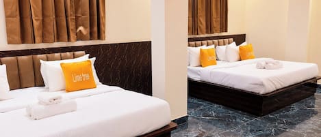 Una camera d'albergo con un letto, cuscini, una testiera, una tenda e un pavimento in marmo.