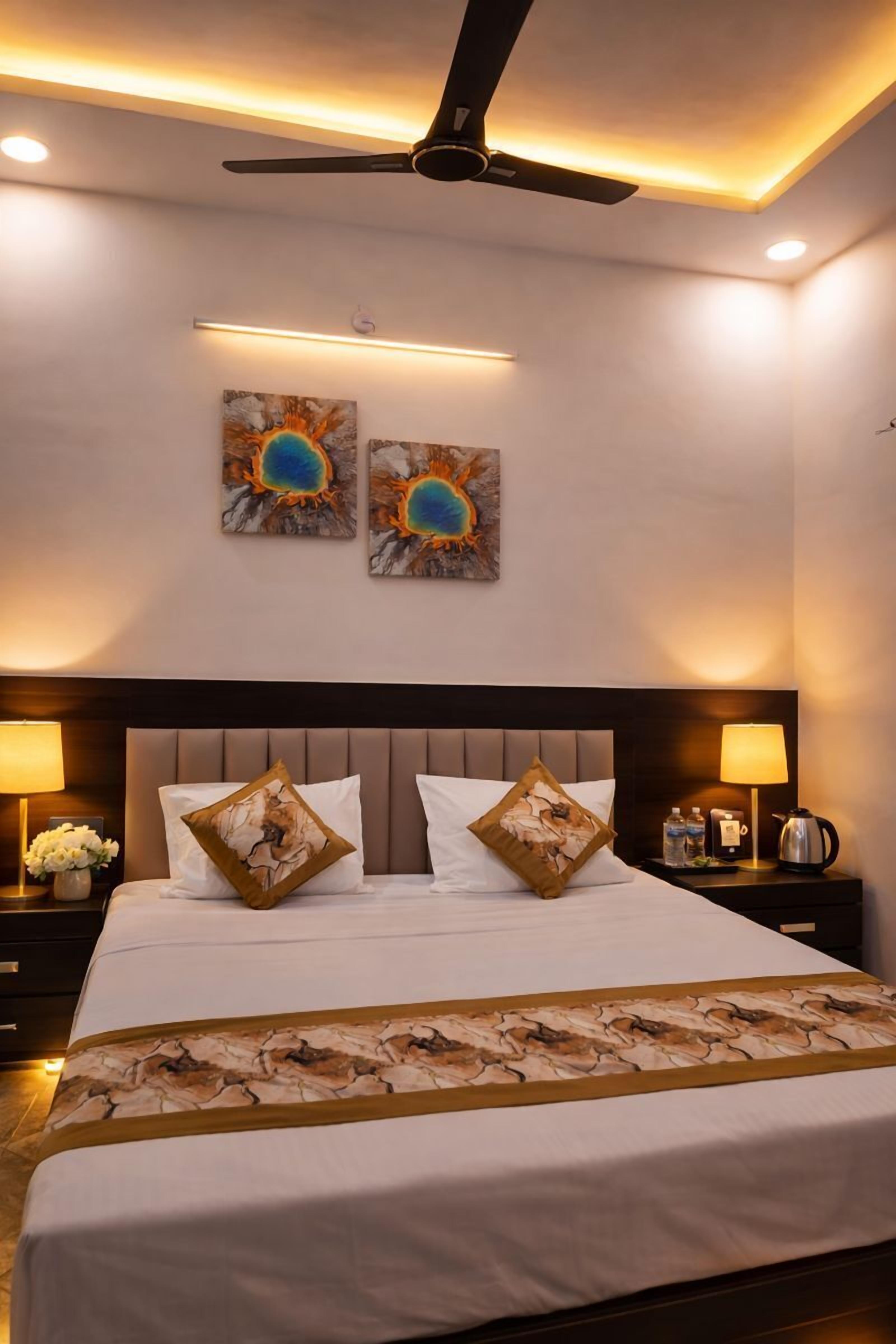 Quarto luxo, 1 cama King, vista para a cidade | Roupas de cama de algodão egípcio, roupas de cama premium, escrivaninha