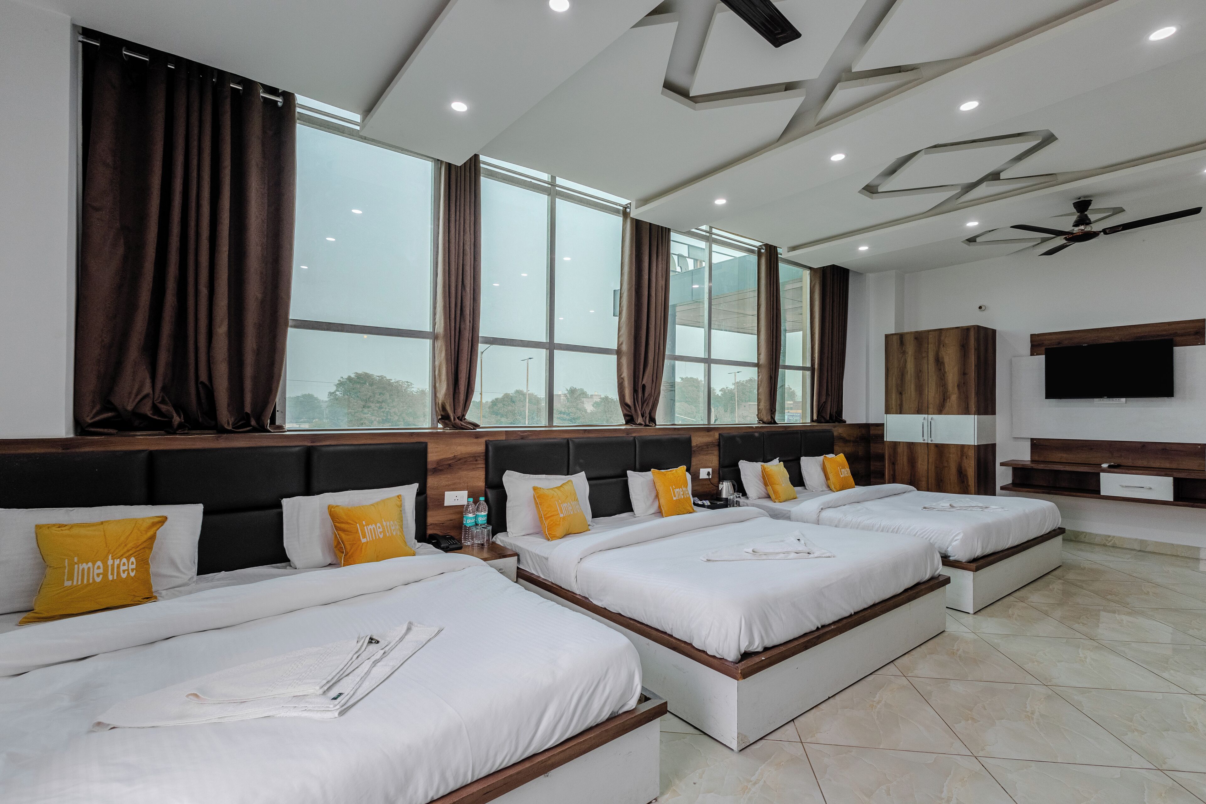 Family Room | Egyptian cotton sheets, premium bedding, desk, laptop workspace