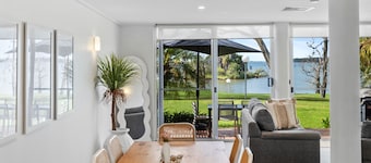 Villa Tarni Unit 7 Lake Mulwala frontage and short walk to all clubs