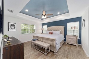 4 bedrooms, iron/ironing board, WiFi, bed sheets