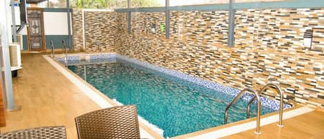 Bar en milieu de piscine