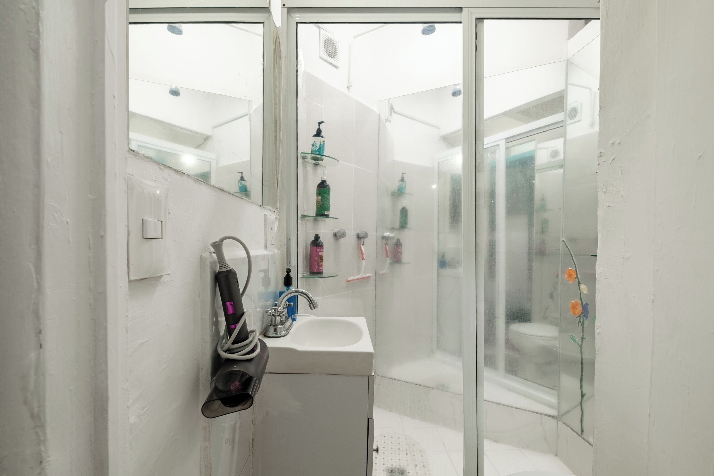 淋浴设施、吹风机、毛巾、肥皂