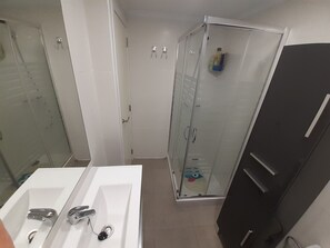 Regadera, secadora de cabello, toallas 