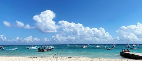 Plage à proximité, chaise longue, serviettes de plage