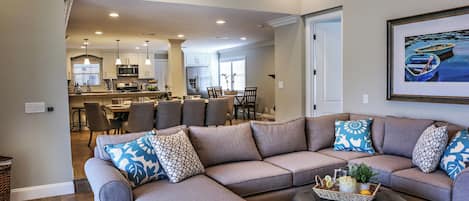 Casa, varias camas, acceso a la alberca, vista al océano (Destination #35) | Área de sala de estar