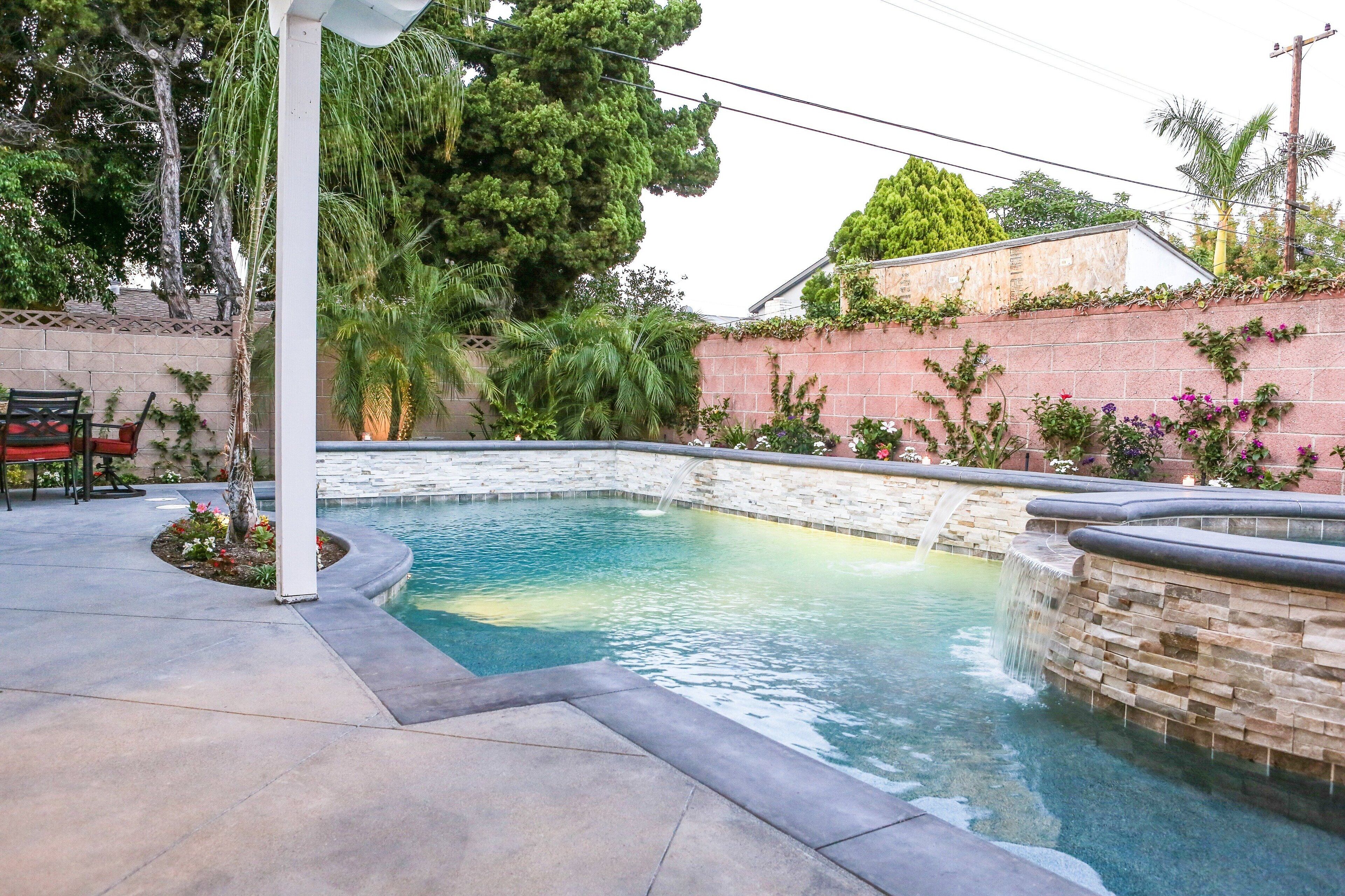 Utomhuspool och uppvärmd pool