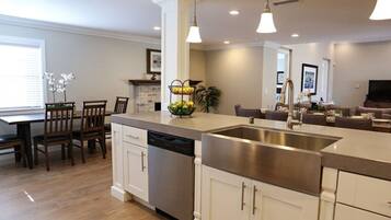 House, Multiple Beds, Pool Access, Pool View (Destination #35) | Dining