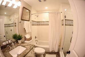 Hus, flere senger, adgang til basseng, havutsikt (Destination #35) | Bad | Håndklær og toalettpapir