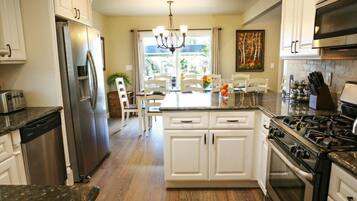 Nhà, nhiều giường, có thể sử dụng hồ bơi, quang cảnh biển (Destination #30) | Bếp riêng | Dụng cụ pha cà phê/trà, ấm điện