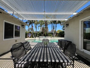 Outdoor dining - Swanky 5 bedroom 4.5 bath home (3 Master Suites) (Anaheim)