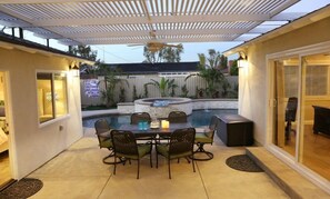 Exterior - Swanky 5 bedroom 4.5 bath home (3 Master Suites) (Anaheim)