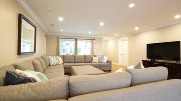 Casa, varias camas, acceso a la alberca, vista al océano (Destination #31) | Área de sala de estar