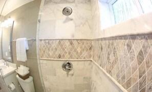 Maison, plusieurs lits, accès piscine, vue océan (Destination #31) | Salle de bain | Serviettes fournies, papier toilette
