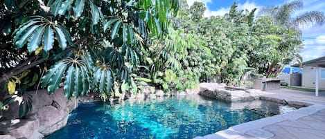 Alberca al aire libre y alberca climatizada