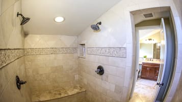 Rumah, Beberapa Tempat Tidur, akses ke kolam renang, pemandangan samudra (Destination #08) | Kamar mandi | Handuk dan tisu toilet