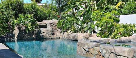 Una piscina al aire libre, una piscina climatizada