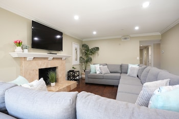 Highly Upgraded, 5 Bed, 4.5 ba, New Pool W/jacuzzi, 1/2 Mile Wal