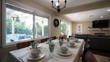 House, Multiple Beds, Pool Access, Pool View (Destination #05) | Dining