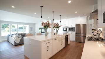 Nhà, nhiều giường, có thể sử dụng hồ bơi, quang cảnh hồ bơi (Destination #45) | Bếp riêng | Dụng cụ pha cà phê/trà