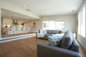 Ferienhaus, Mehrere Betten, Poolzugang, Poolblick (Destination #45) | Wohnbereich