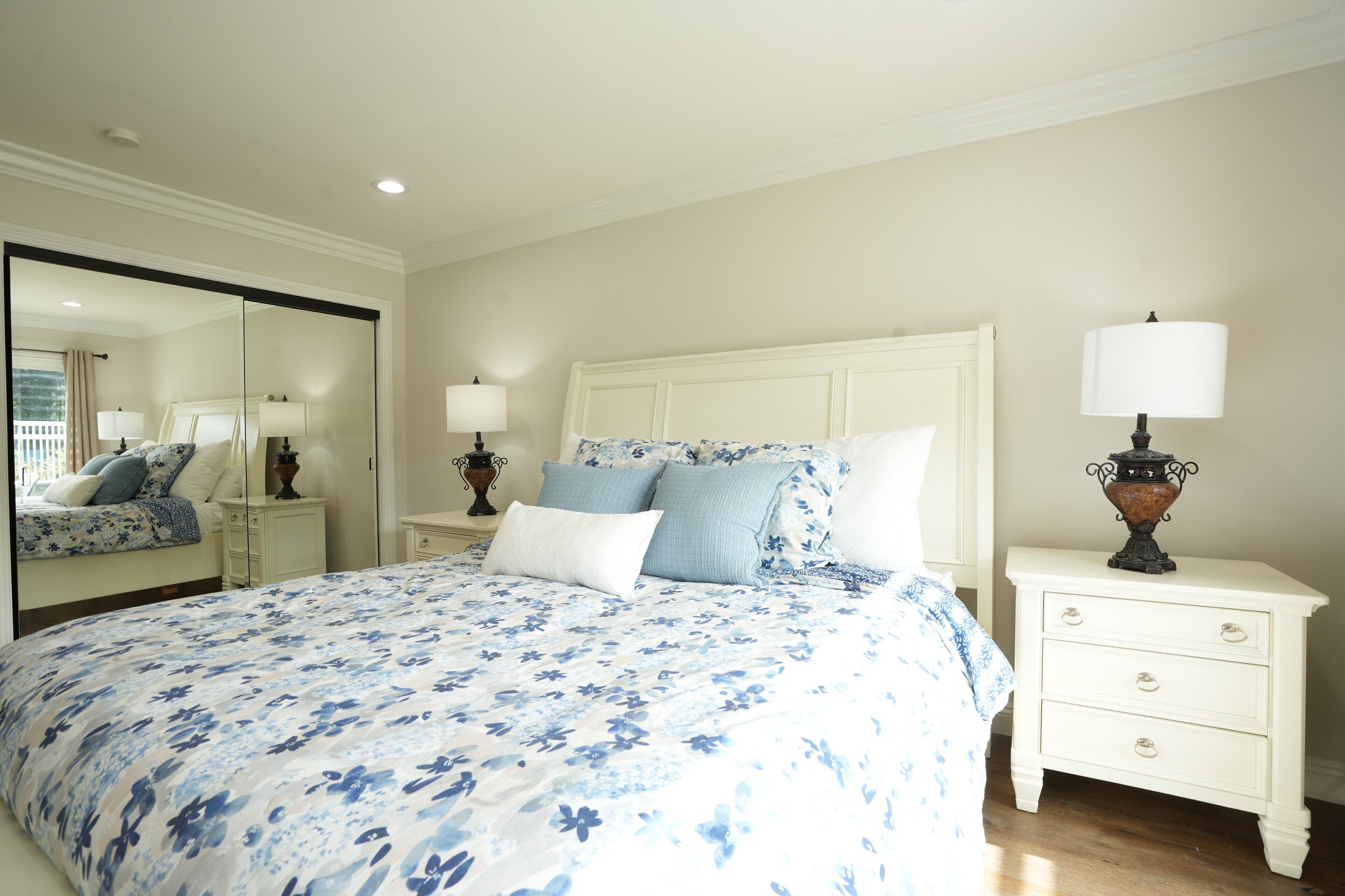 6 bedrooms, individually decorated, individually furnished, bed sheets