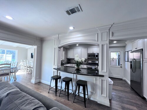 Sensational 6 Bedroom 4 Bathroom Pool Home (3 Master Bedrooms W/bathrooms)