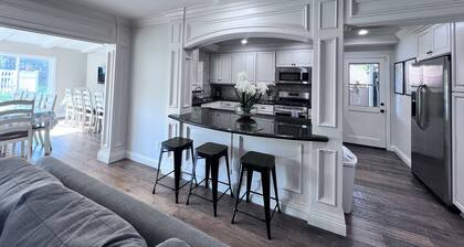 Sensational 6 Bedroom 4 Bathroom Pool Home (3 Master Bedrooms W/bathrooms)