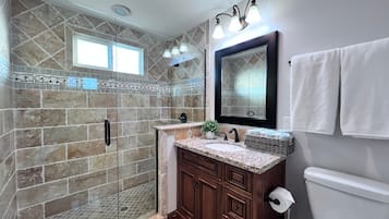 Rumah, Beberapa Tempat Tidur, akses ke kolam renang, pemandangan samudra (Destination #01) | Kamar mandi | Handuk dan tisu toilet