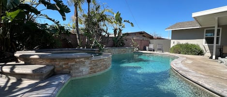 Una piscina al aire libre, una piscina climatizada