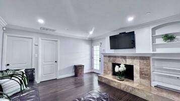 House, Multiple Beds, Pool Access, Pool View (Destination #04) | Living area