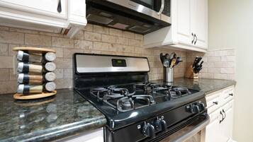 House, Multiple Beds, Pool Access, Pool View (Destination #04) | Private kitchen