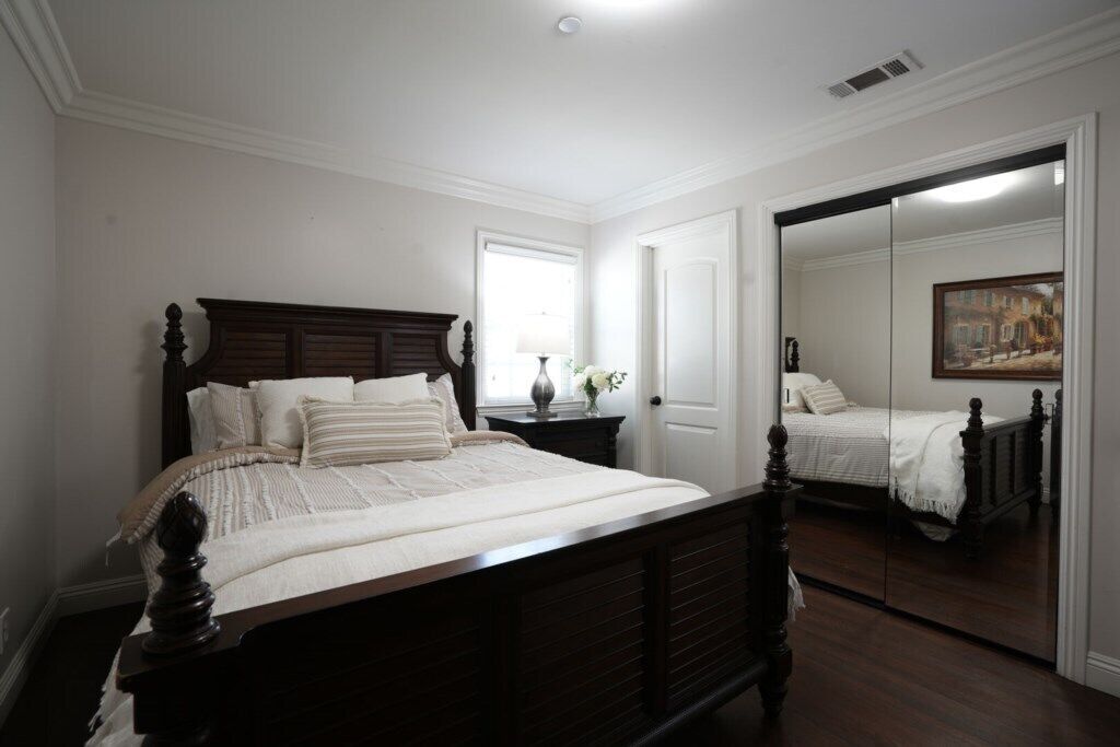 5 bedrooms, individually decorated, individually furnished, bed sheets